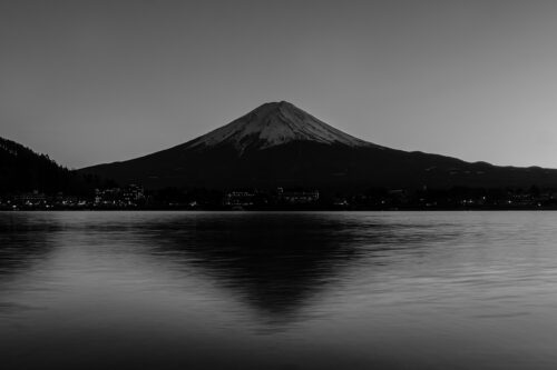 Fotografie hora Fudži - černobílá, foceno večer no.1200669